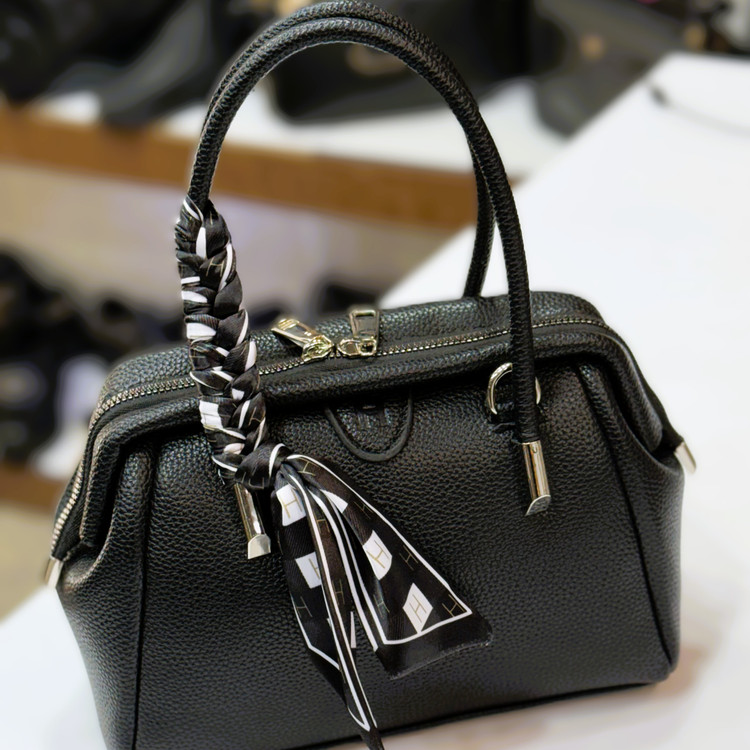 کیف زنانه مدل صندوقی دارای بند بلند