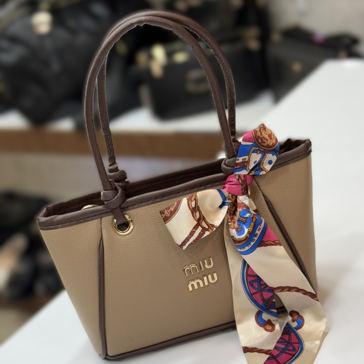 کیف زنانه مدل میو Miu مینی بگ دارای بند بلند